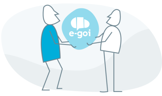 duas pessoas segurando o logo da E-goi 